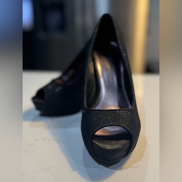 Chinese Laundry Sparkly Black 5” Heels open toe 1.5” platform- Size 8M - Picture 4 of 11